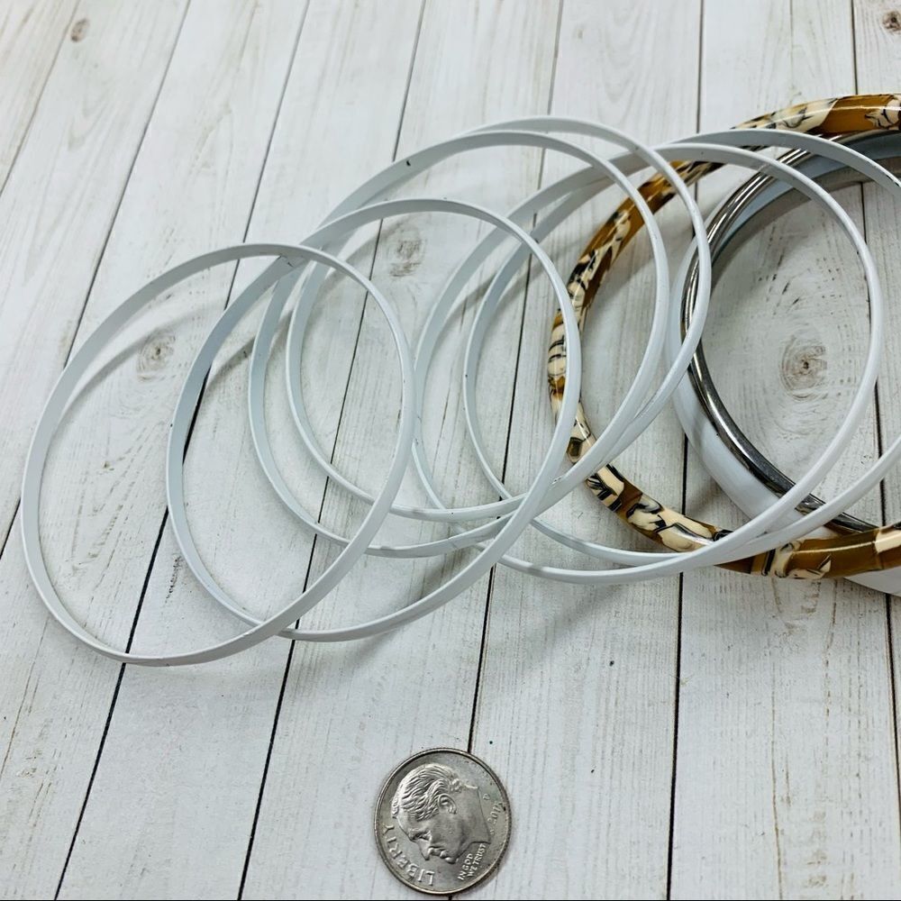 White Enamel Acrylic Swirl Bangle Set‎ - Picture 3 of 3